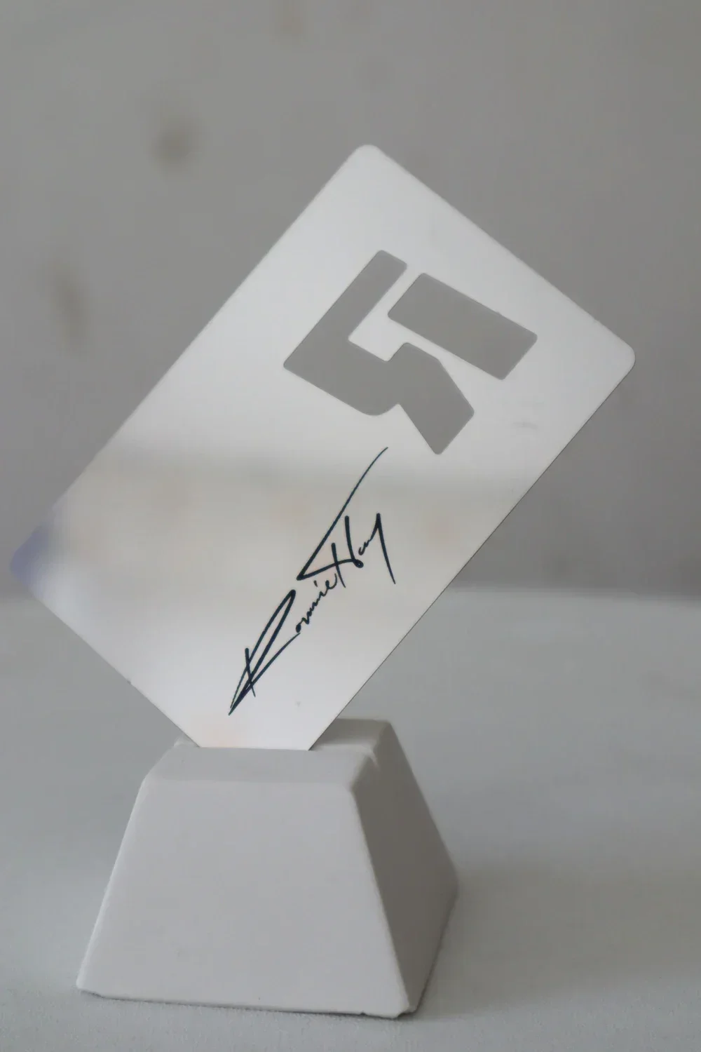 Scheda di slot per chip EMV di credito in metallo con finitura opaca spazzolata vuota personalizzata da 0,8 mm con striscia magnetica