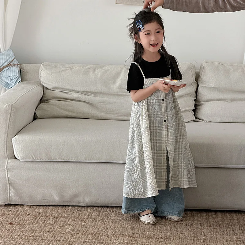 

Комплект из трех предметов: футболка с коротким рукавом, модная майка и юбка в корейском стиле для девочек, летний повседневный универсальный джинсовый комплект 2026