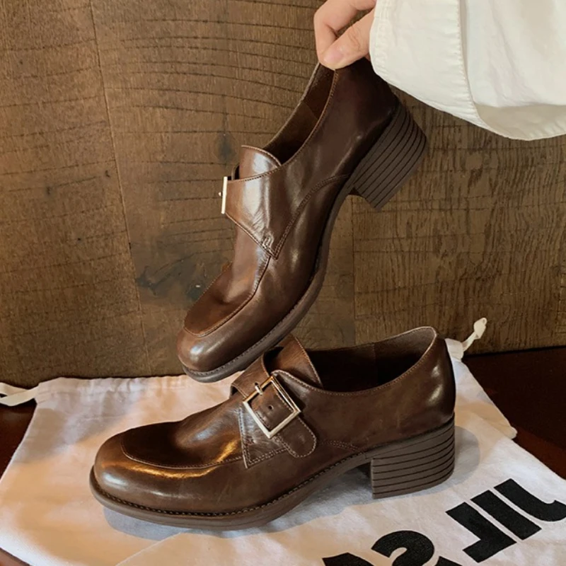 الفاخرة حزام مشبك تزيين صندل بكعب مكتنز المتسكعون النساء موضة جولة تو الخياطة تصميم كعب منخفض مضخات النمط البريطاني Zapatos Mujer