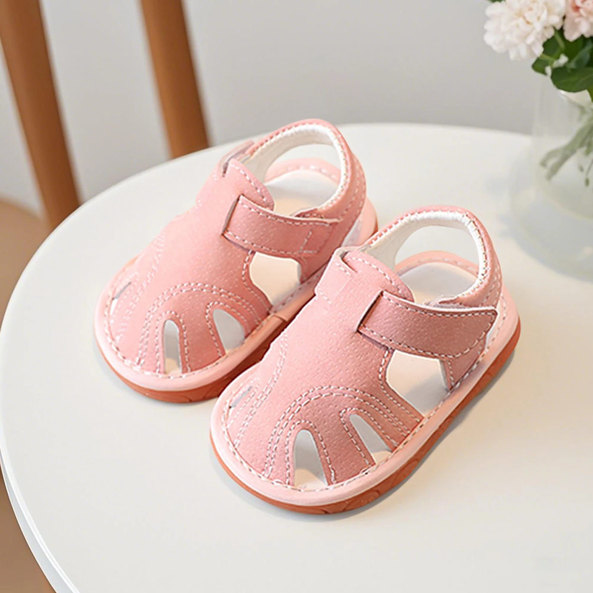 صنادل رائعة للأطفال الصغار مع نعال مضادة للانزلاق، أحذية مشي خفيفة الوزن للأطفال الأولاد والبنات في الصيف