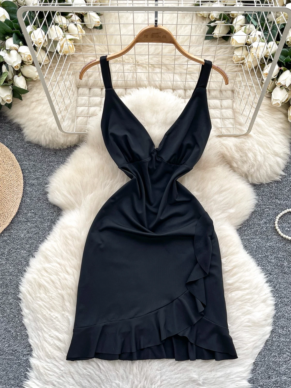 エレガントな黒のノースリーブサマードレス女性の深いVネック非対称ヘムライン花柄レースショートスカートハイウエストAライン韓国スタイル