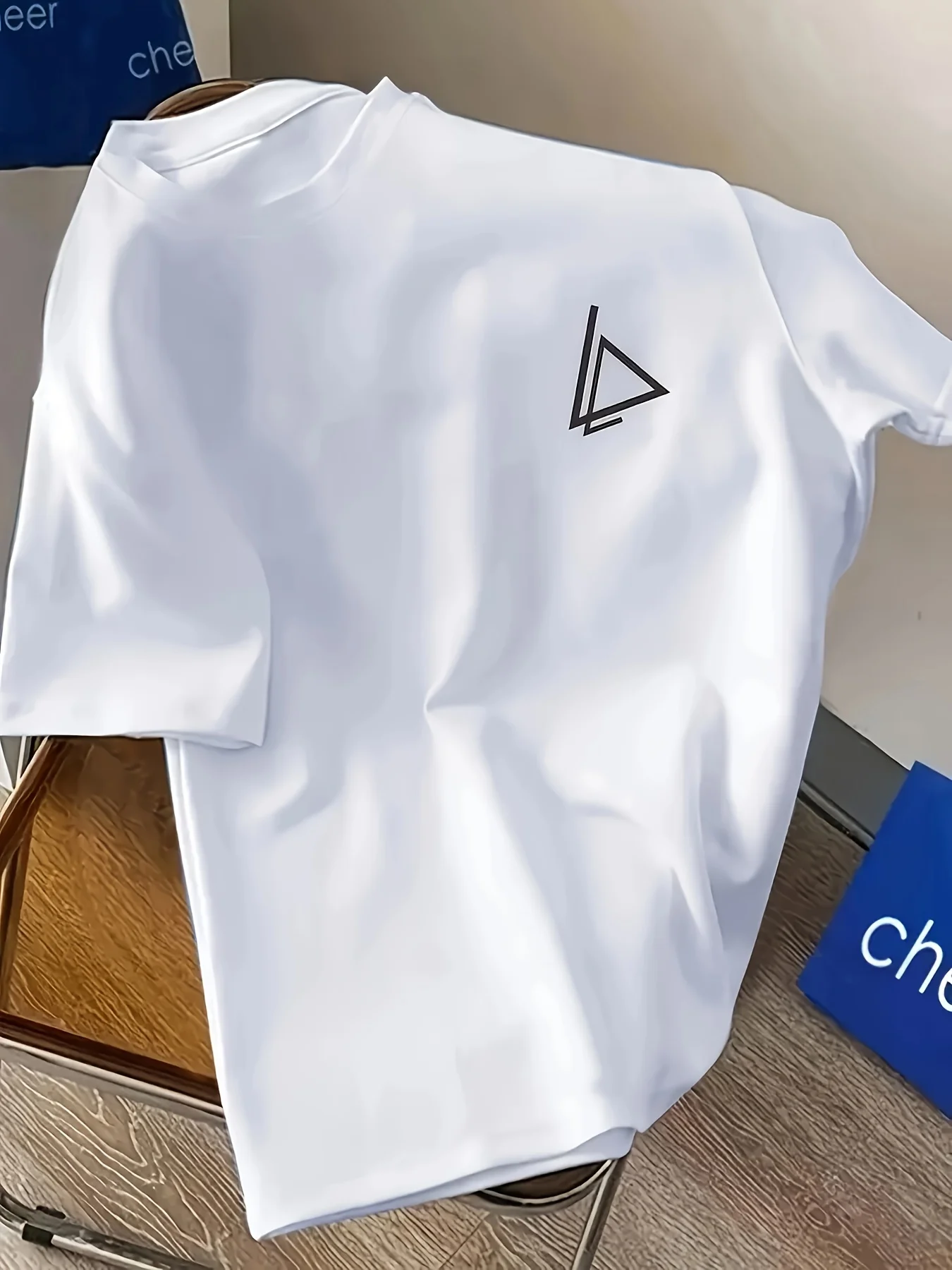 Camiseta gráfica minimalista con triángulos para hombre, hecha de 100% algodón, perfecta para el estilo urbano de verano y atuendos casuales.