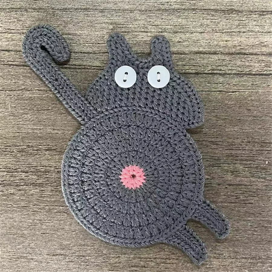 Cute, playful little black cat with a knitted cup pad, hand-crocheted wool insulation mat, playful cartoon cat butt water cup pa
