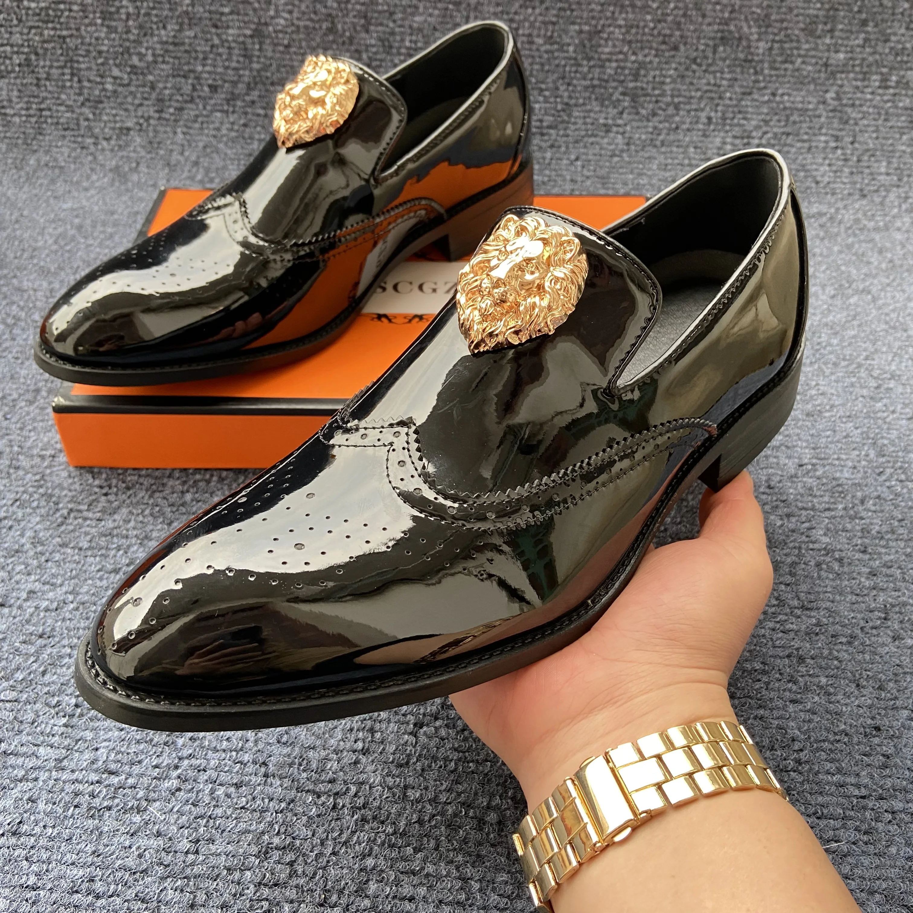

Модельные туфли, мужские вечерние туфли на плоской подошве, черные золотые украшения, формальные броги, лоскутная повседневная обувь, свадебные мужские лоферы ручной работы, мокасины