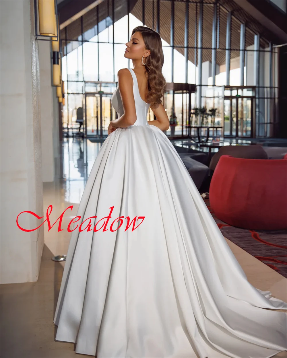 カスタマイズされた絶妙なホワイトサテンのウェディングドレス気質ストラップレススパゲッティストラップノースリーブチャペルトレインブライダルドレス