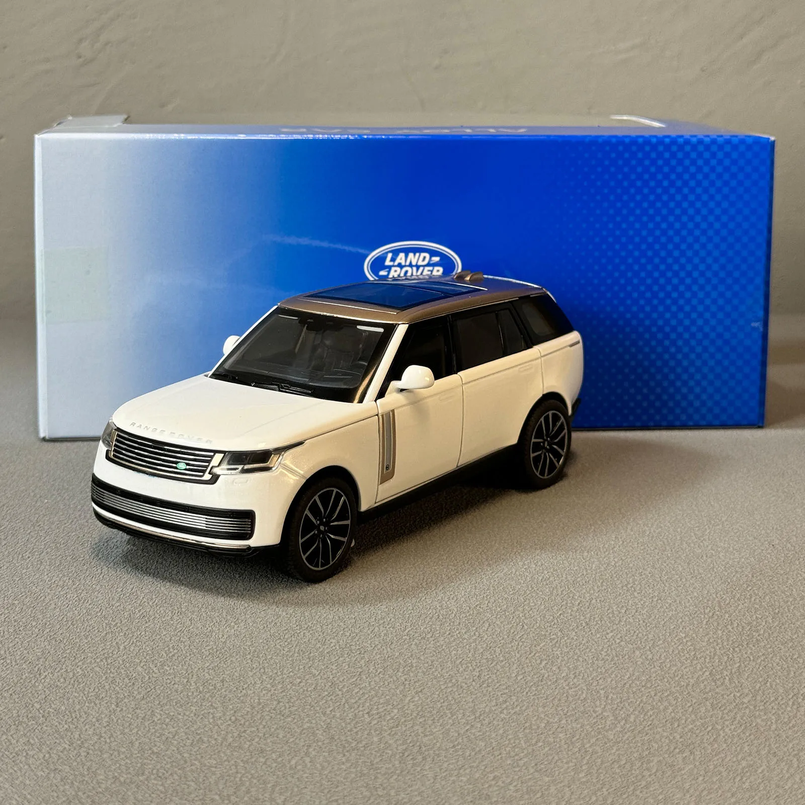 Miniature 1:32 Scale Land Rover Range Rover SV2022 Alloy Car Model with Retro Pull-Back Action, Kids Toy Vehicle