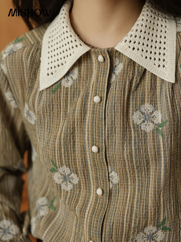 MISHOW قميص مطرز للنساء خريف 2025 قميص منسوج مجوف ذو طية صدر السترة أصفاد من الدانتيل قميص عتيق بأكمام طويلة MXE44C2393
