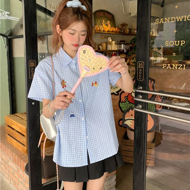 Femme Style japonais col rabattu poche Blouse mignon broderie chemises à carreaux femmes été 2025 chemises à manches courtes en vrac