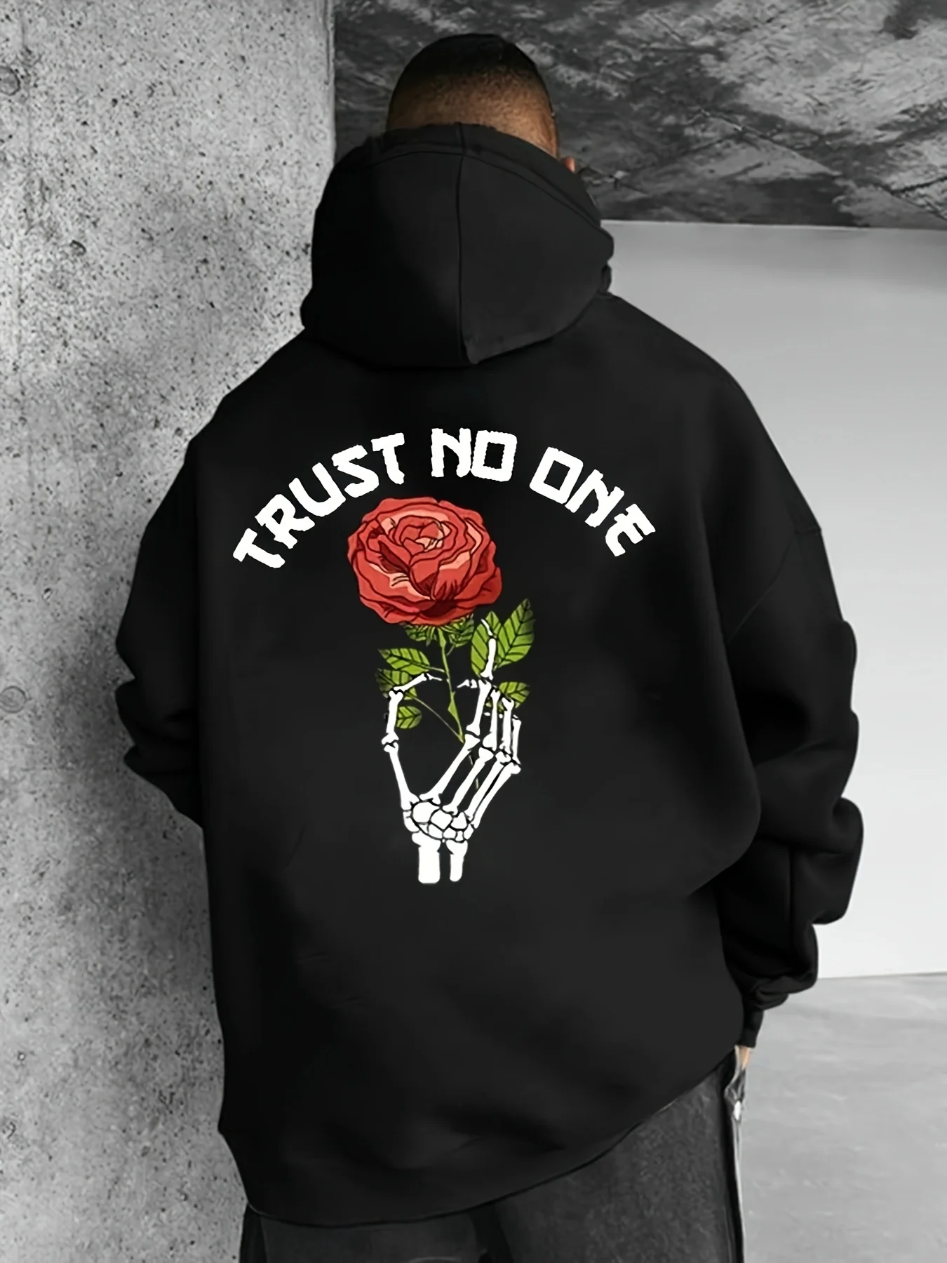 Trust No One Hoodie Skeleton Hand Rose Graphic، سويت شيرت كاجوال كبير الحجم هيب هوب، أنماط مطبوعة خلفية، هوديس رجالي #1