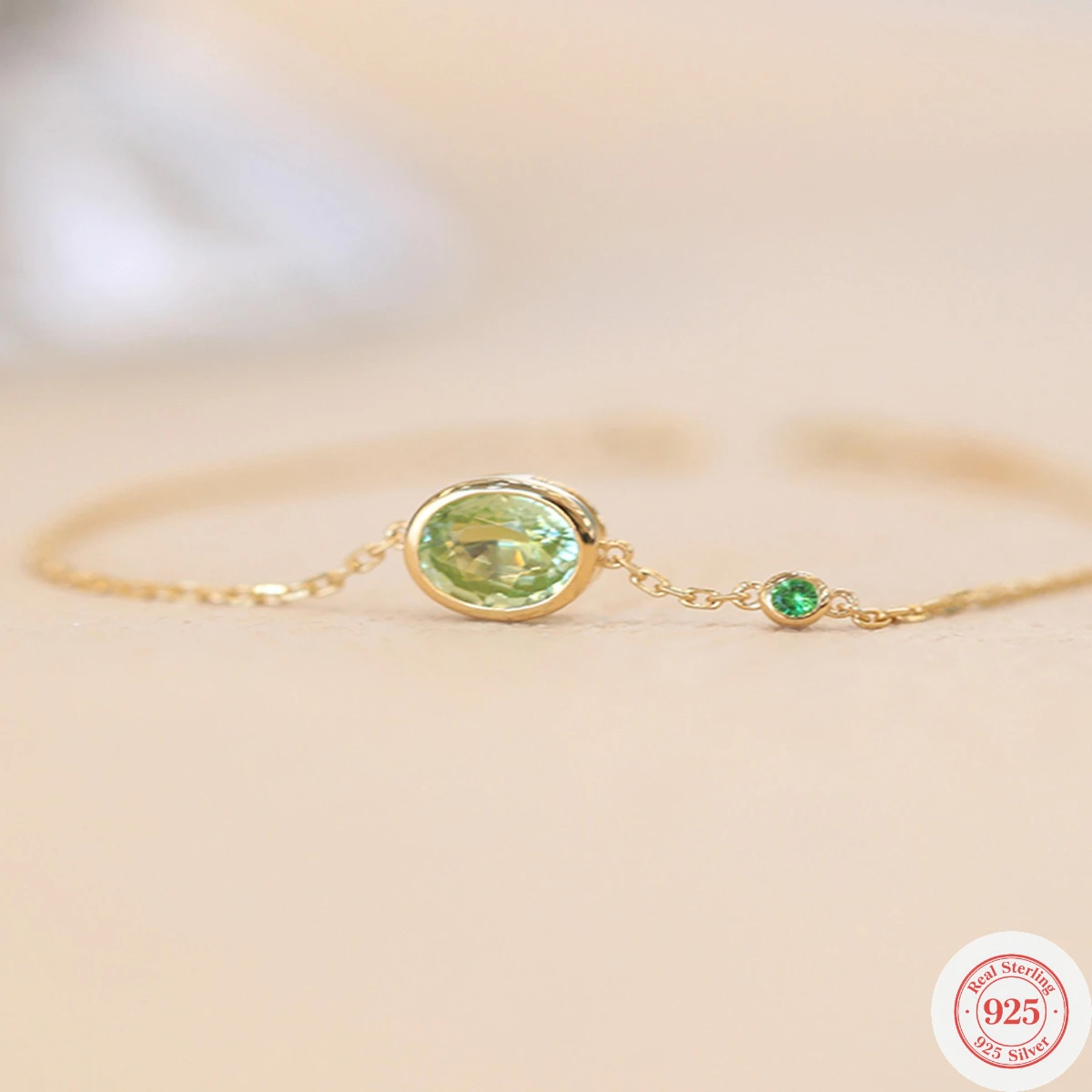 

Женский изысканный овальный браслет из золота с зелеными бриллиантами из стерлингового серебра 925 пробы, ниша, легкая роскошь, элегантные и изысканные ювелирные изделия