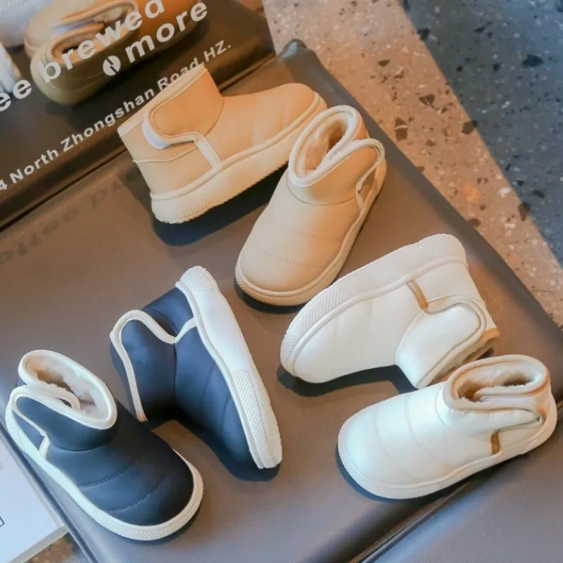 Stivali invernali per bambini addensare scarpe in cotone caldo peluche per ragazzi stivali Casual solidi per ragazze stivali da neve antiscivolo con