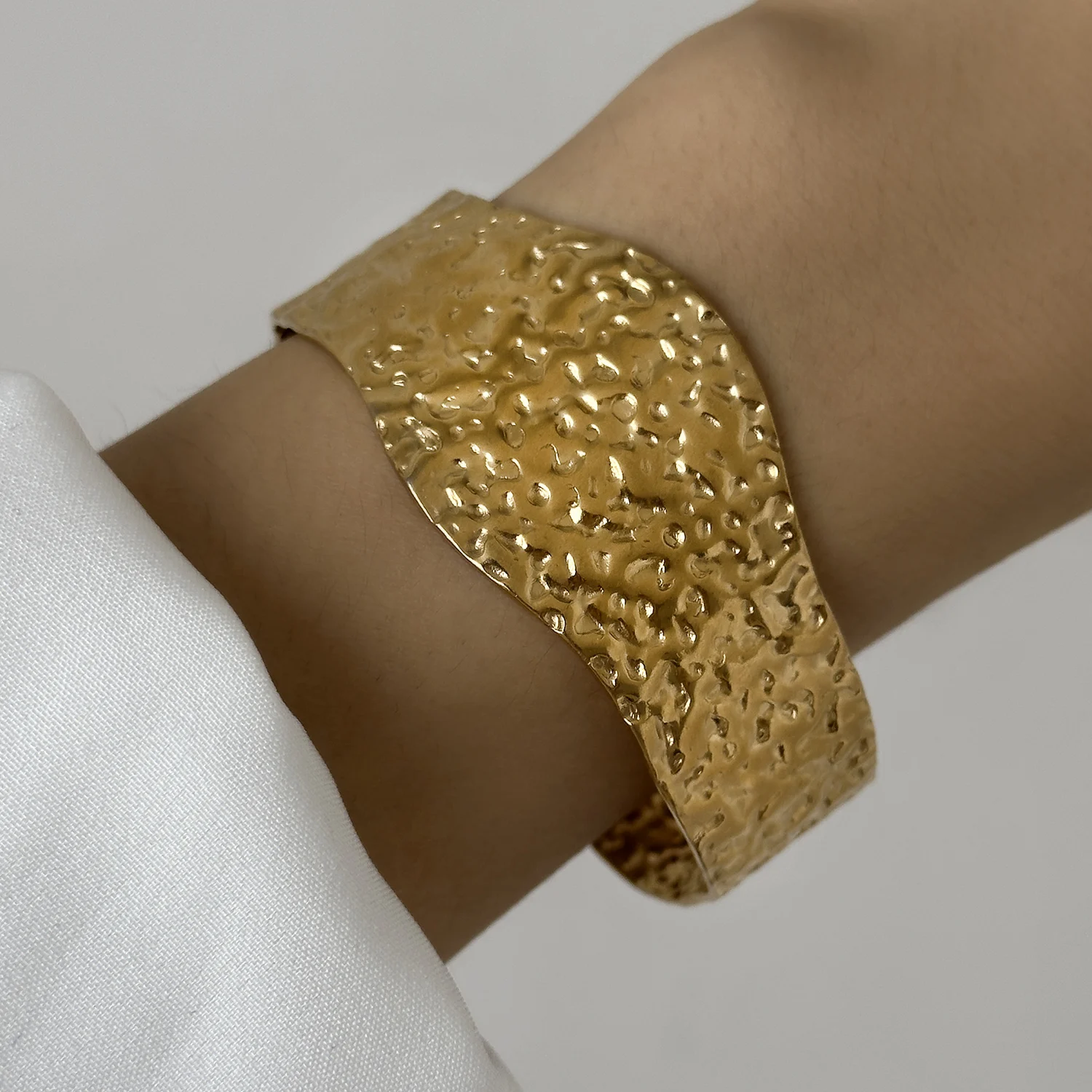 Vintage Unregelmäßige Armband für Frauen Edelstahl Gold Farbe Offene Manschette Armreif Exquisite Luxus Wasserdicht Schmuck Zubehör – Detail 5
