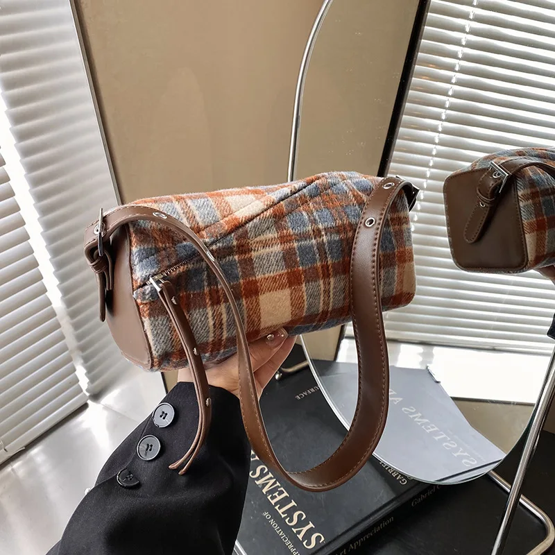 

Women‘s Stylish Tartan Shoulder Bag, Retro Vintage Crossbody Purse, Lightweight Everyday Boho Bag with Adjustable Strap