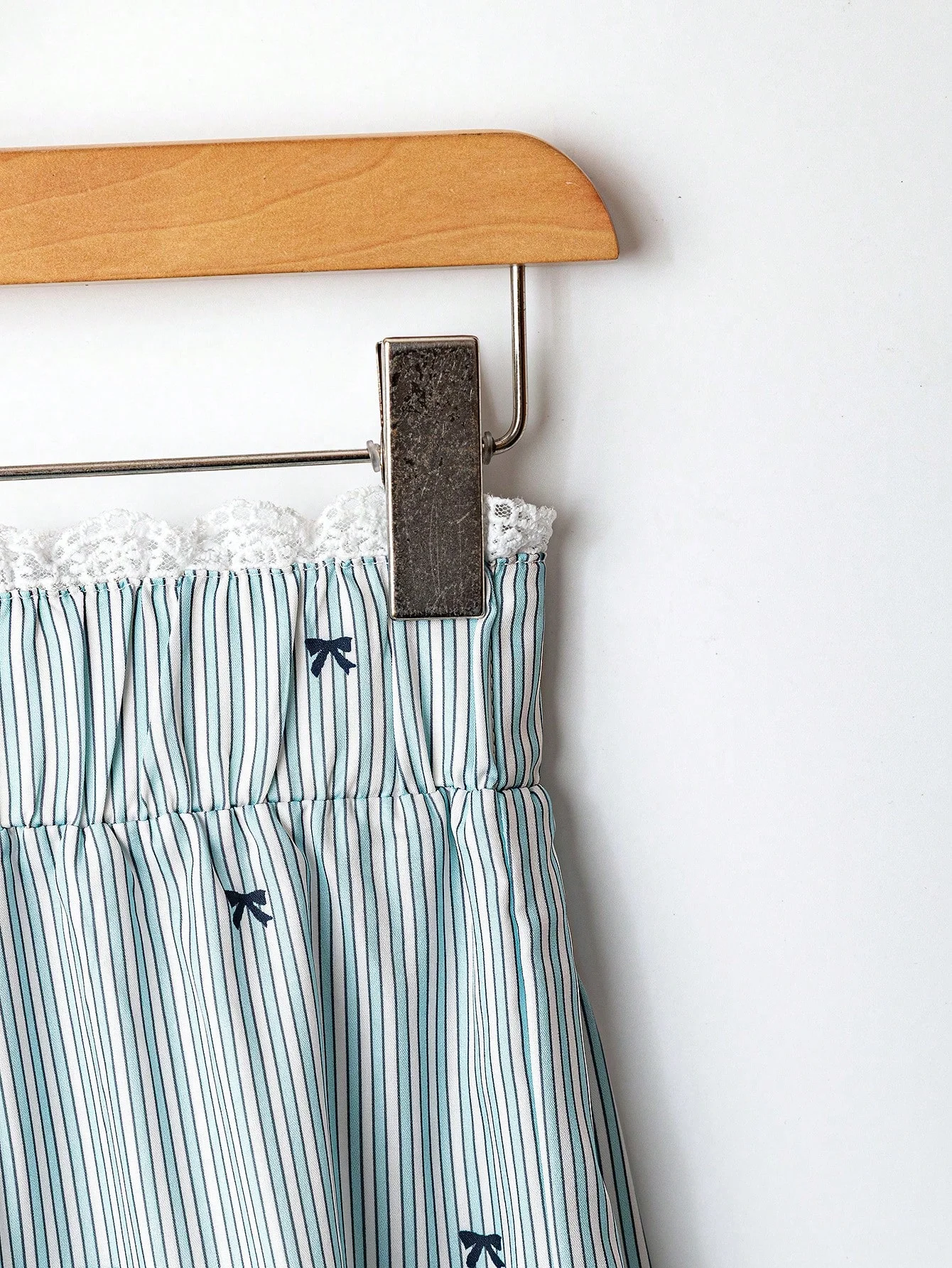 Damesbroek met wijde pijpen, strikaccent en gestreept - Kanten lambrisering, loszittende lange broek,