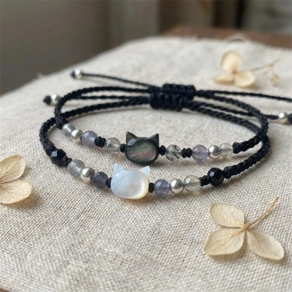 Minimalistisches, süßes, handgeflochtenes schwarzes Armband für Damen mit verträumtem kleinen Katzenanhänger, verstellbarer Glasperlen-Armreif, Schmuckgeschenk – Detail 6