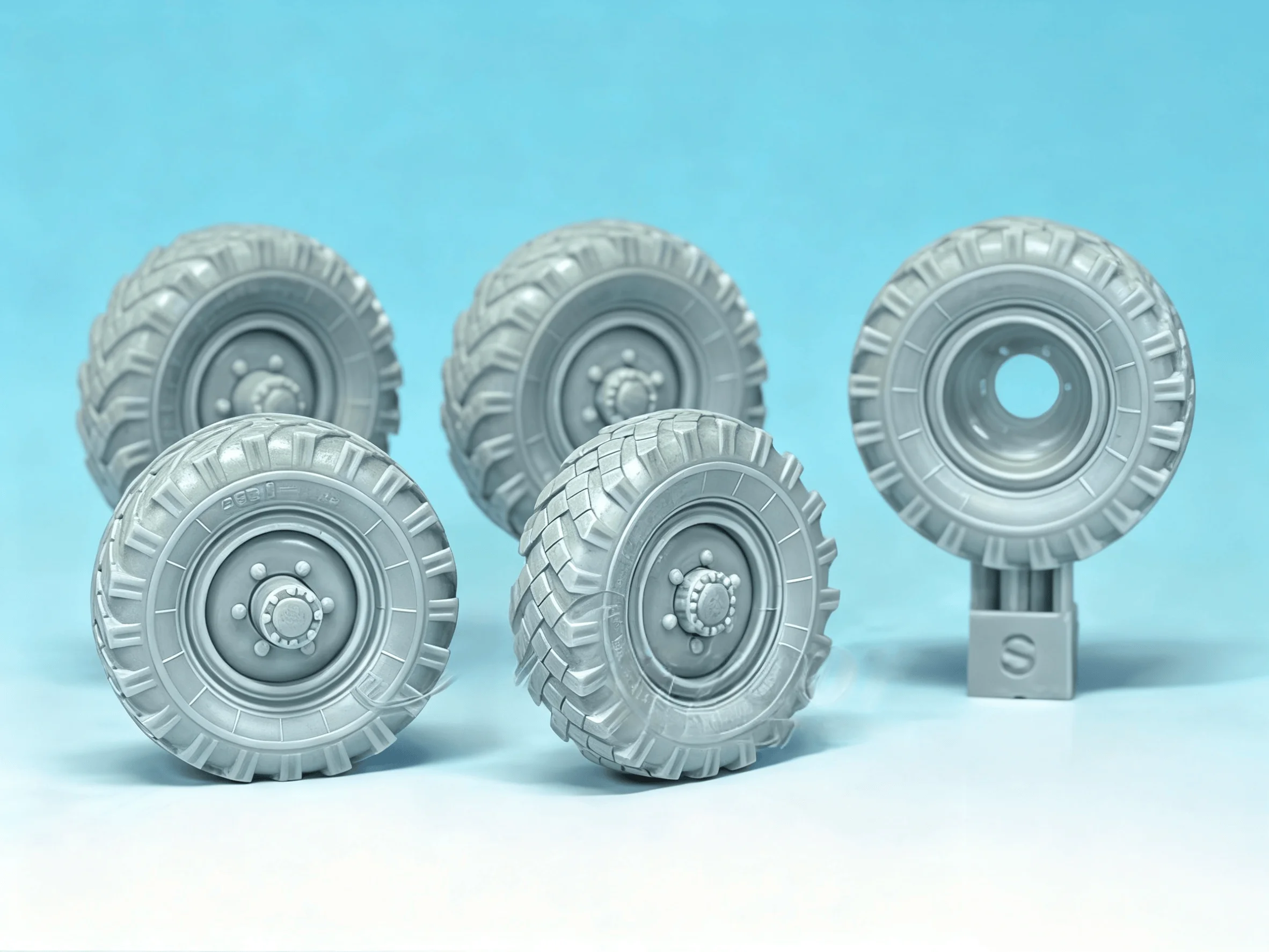 

1/35 Casting Resin Model Assembly Kit, GK. Resin Tire Set, Unpainted (BTR-40)