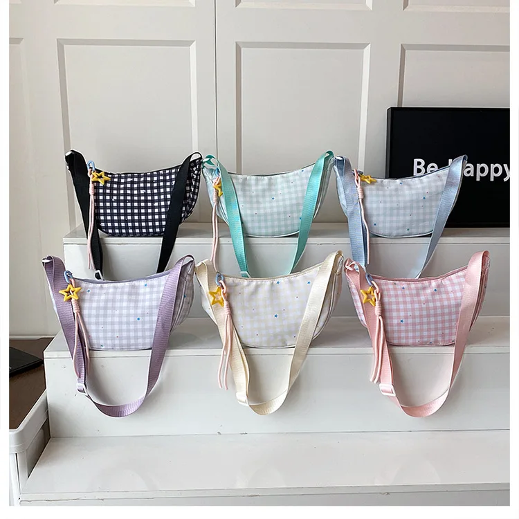 

Fresh and contrasting color checkered, light and simple dumplings, cute star pendant, versatile single-shoulder bag for girls