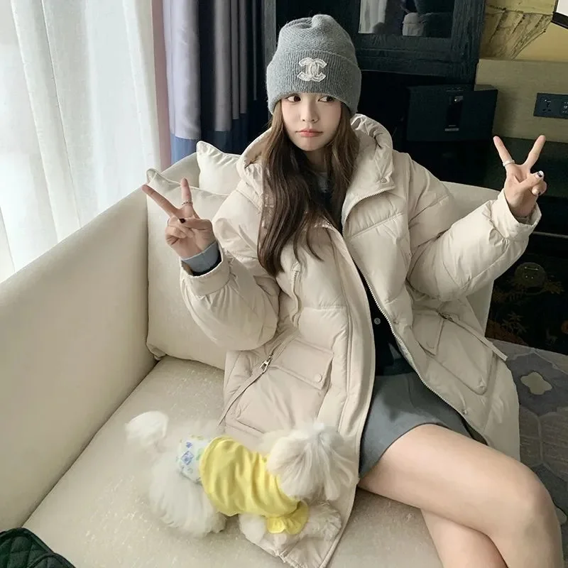 Cappotto invernale stile coreano imbottito in cotone ispessito vestibilità ampia lungo nuovo modello 2025 piumino imbottito con cappuccio abbigliamento da neve JJ535