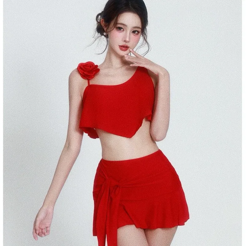 

2026 Новое кокетливое скромное бикини из трех частей, высококачественный женский купальник с 3D-розой и аппликацией Воззрачная юбка, сексуальный двухсекционный купальник для пляжного отдыха