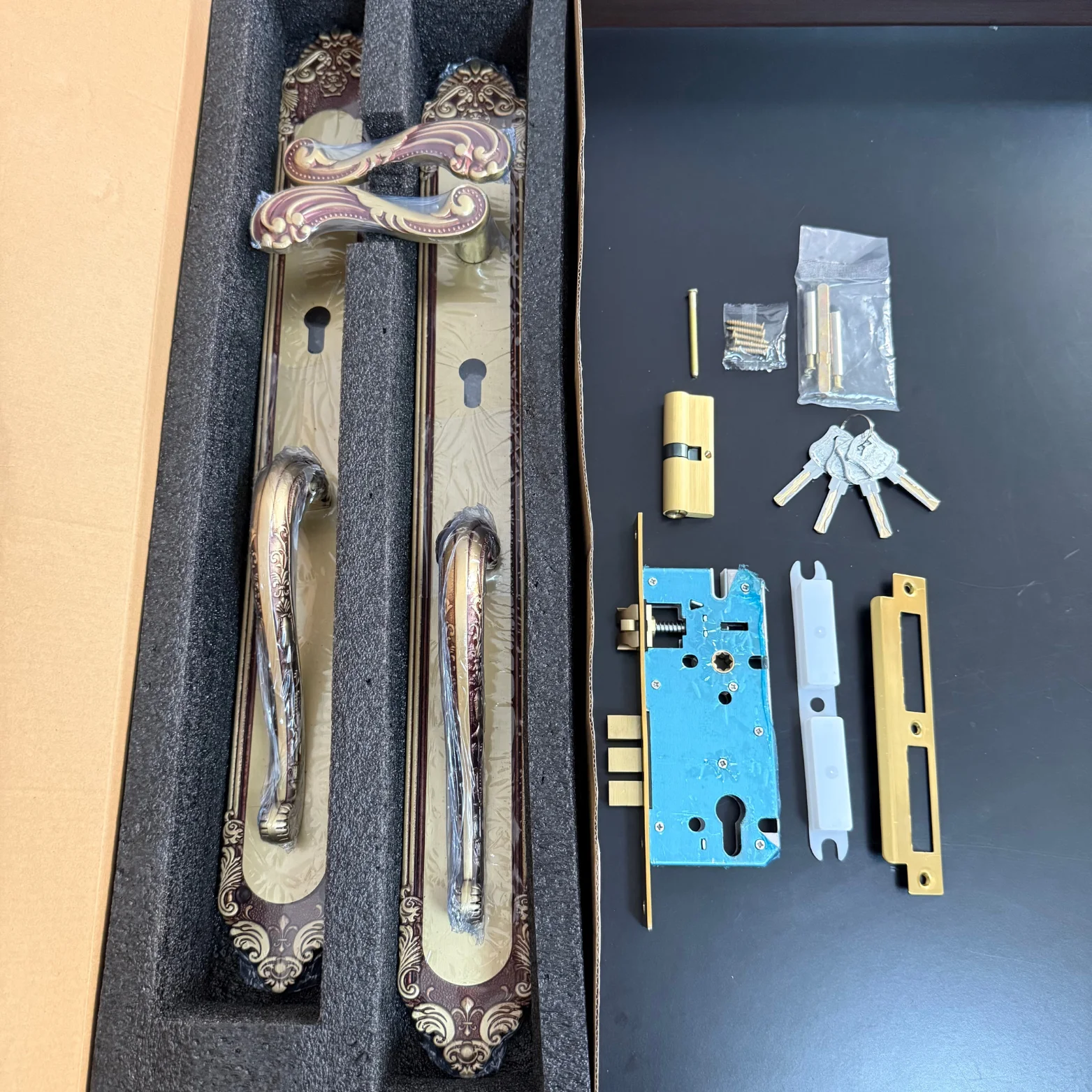 مقبض نحاسي كامل باللون الأحمر العنابي عالي الجودة بتصميم دمية على الطراز الحديث وأقفال أبواب المدخل الرئيسية للشقة