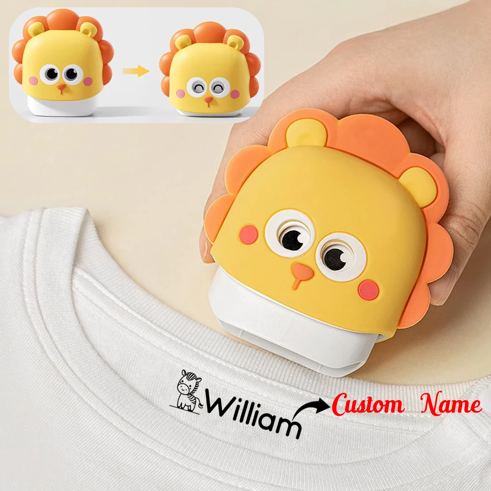 Sello de nombre personalizado de León de dibujos animados para que los estudiantes identifican las necesidades diarias personales como ropa, calcetines, impermeable y lavable