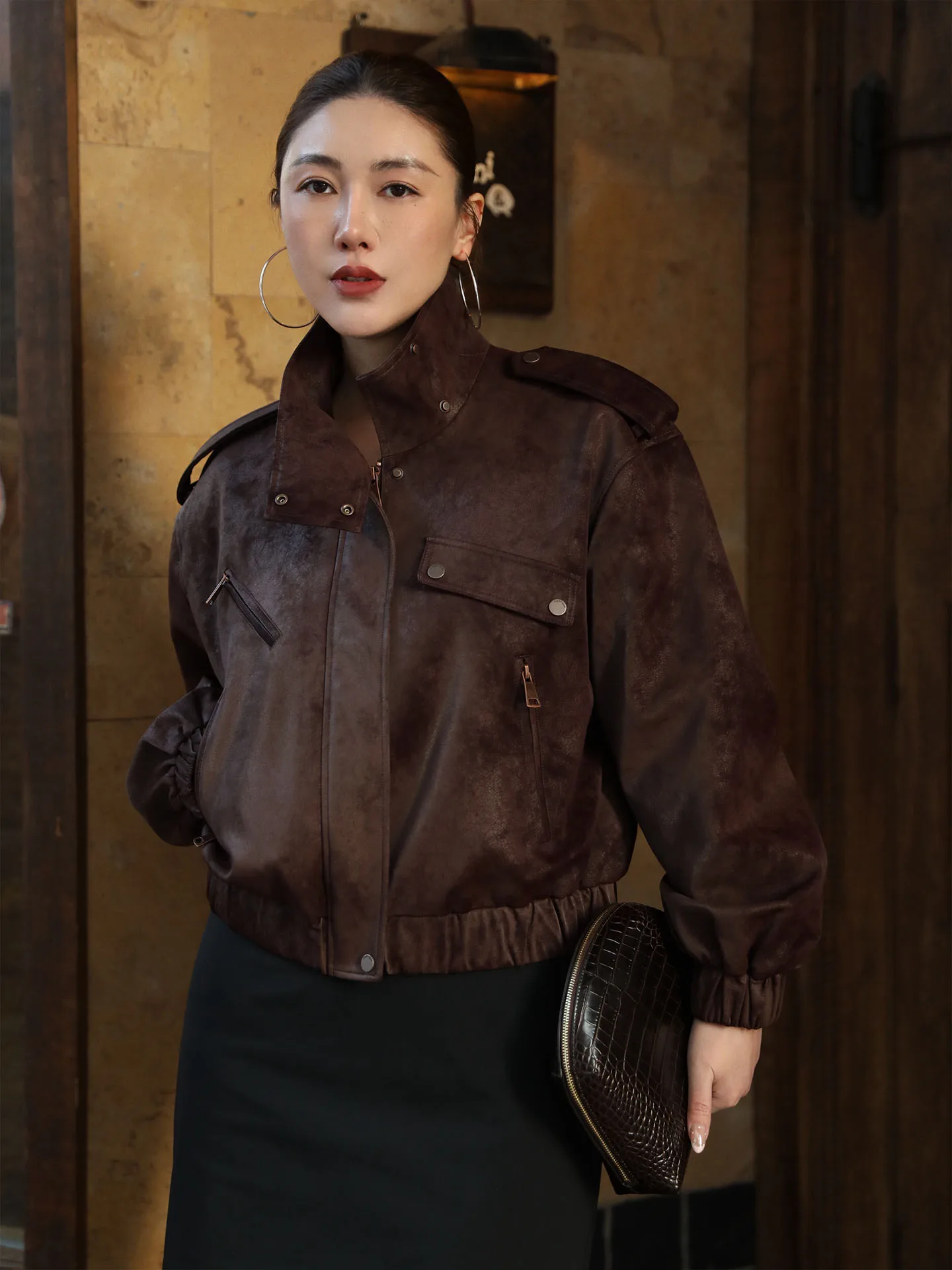 جاكيت نسائي بني بياقة عالية على طراز الدراجات النارية الكلاسيكية، موضة ربيع 2026 الجديدة، معطف أنيق وراقي