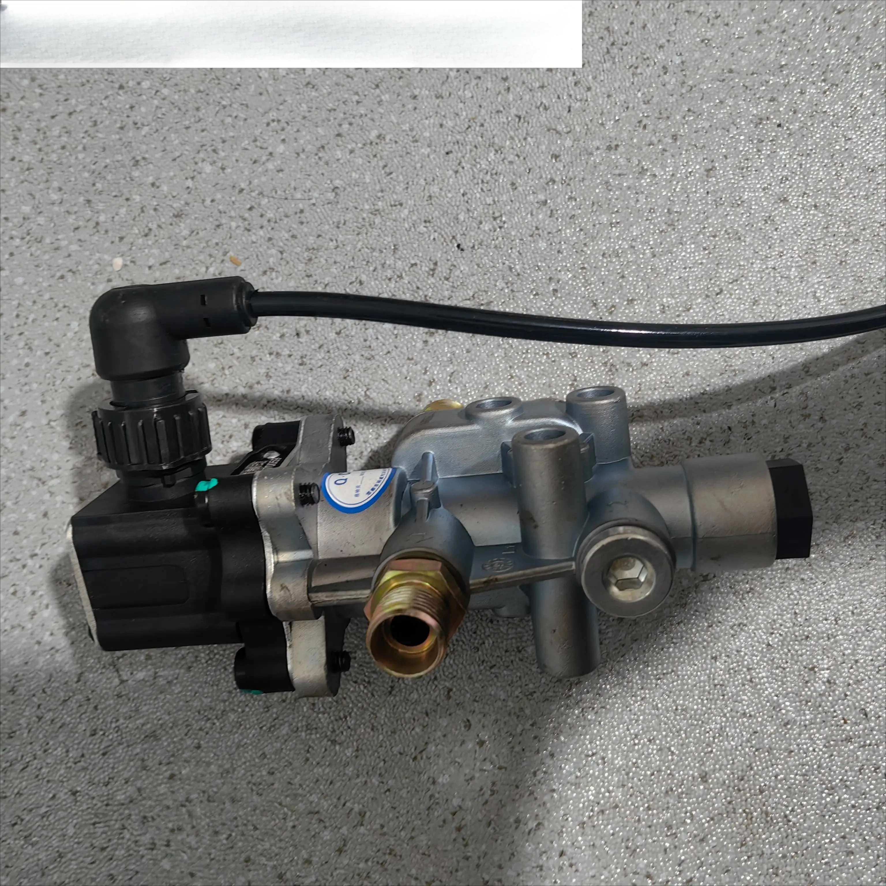 Special silent solenoid valve for lifting bridge