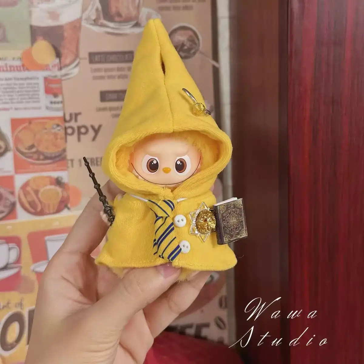 

Мини-версия Labubu 4-го поколения, подвеска для одежды, 10 см, Labubu, праздничное платье для сидения, Gryffindor, аксессуары для маленького волшебника