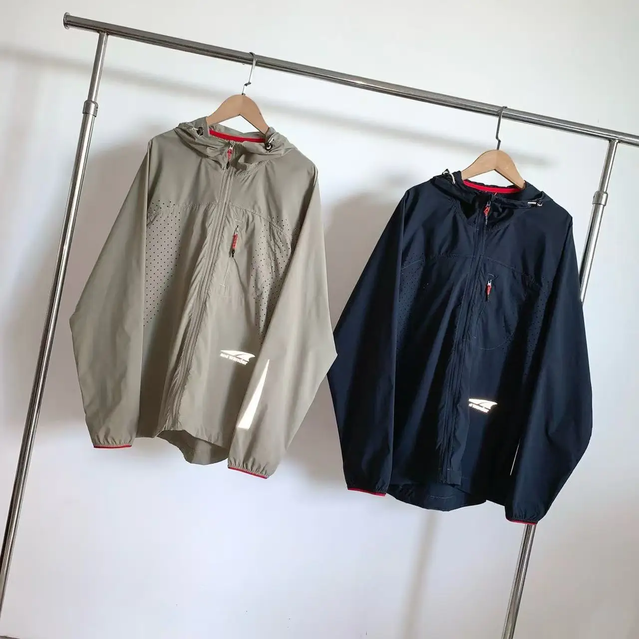 Outdoor Lightweight Breathable Water-Resistant Windbreaker Hat Jacket Men's Long Sleeve Loose Fit Autumn Seasonal Coat
