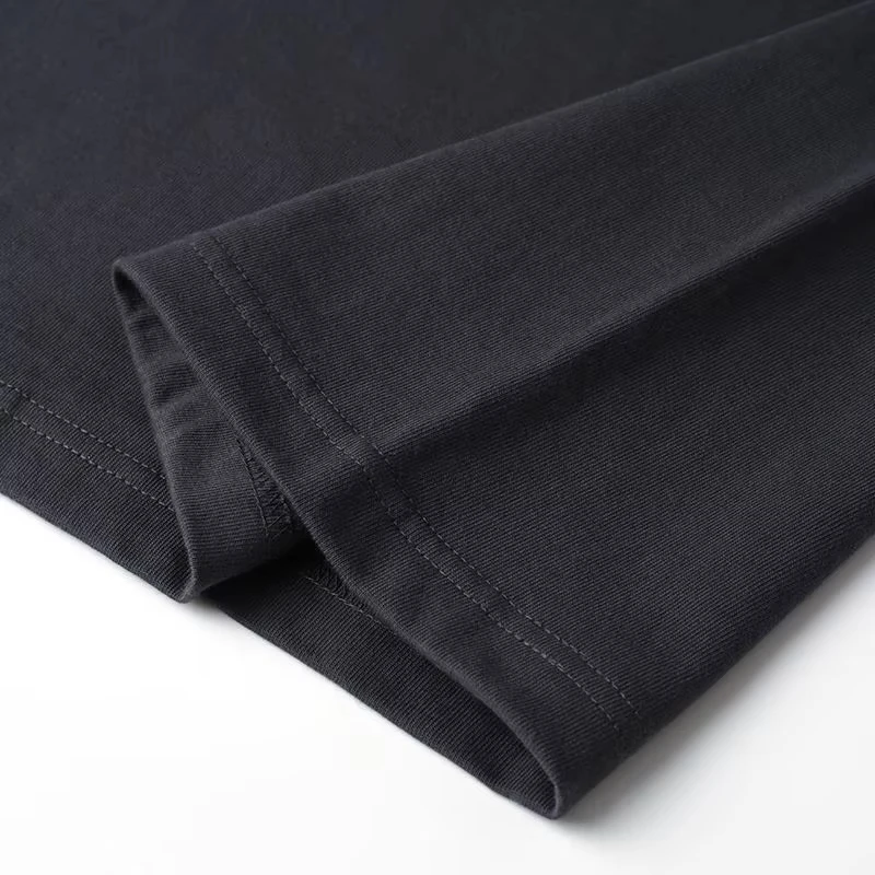 تي شيرت رجالي بنمط قطة ممتعة بتصميم "قطة على شكل قلب قذر". الخلفية السوداء مع نمط القطة البيضاء هي أفضل هدية لمحبي القطط.