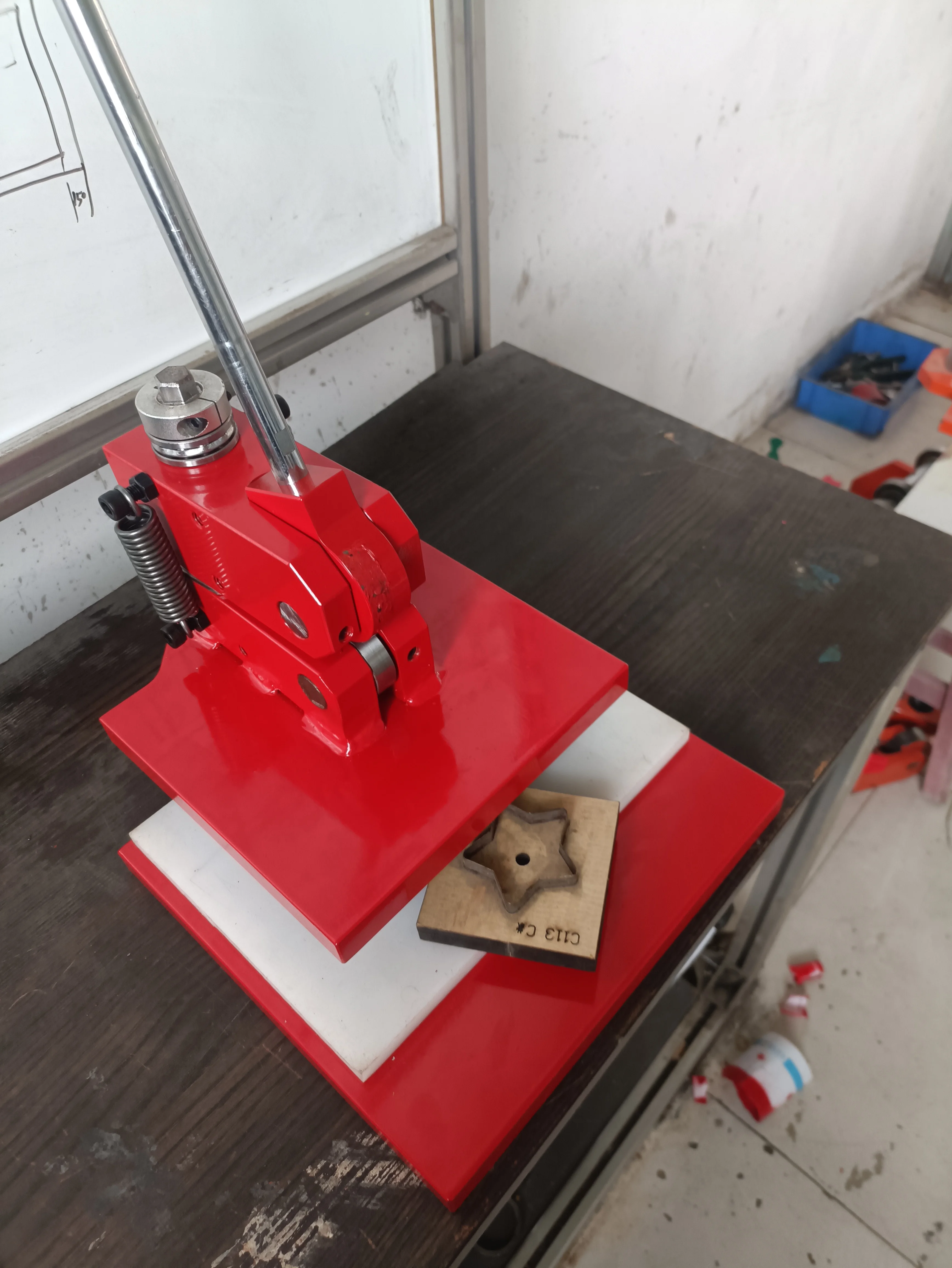 

Manual touch cutting machine Leather cutting machine Manual swing type small cutting machine Punching