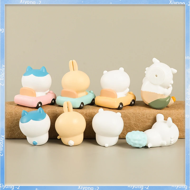 شخصيات كرتونية تشي كاوا حول نموذج سيارة تشي كاوا مصنوع يدويًا لتزيين سطح المكتب وهدايا عيد الميلاد.