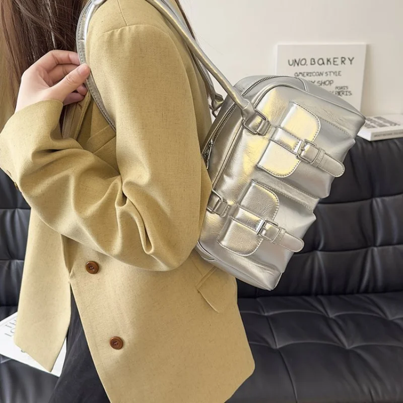 

Женская сумка-коробка с структурированным геометрическим рисунком, угловым дизайном и современной архитектурной деталью