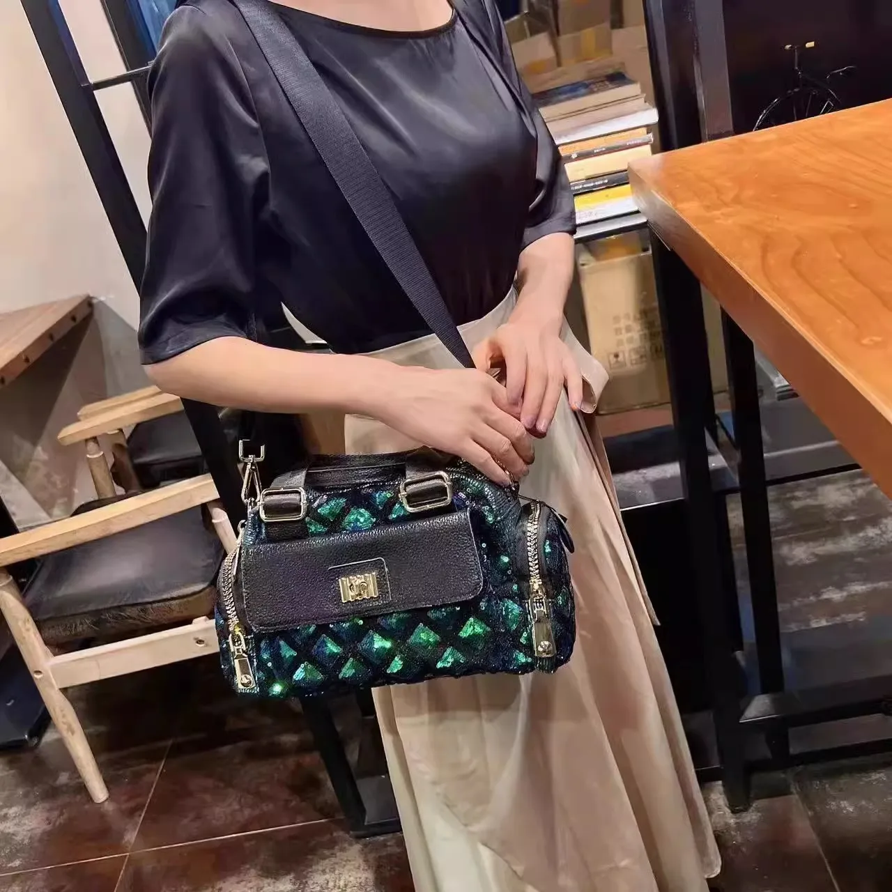 High Quality Genuine Cowhide Pillow Bag Glitter Sequin Large Capacity Women Handbag Shoulder Messenger Bag Lady Purse Travel Bag