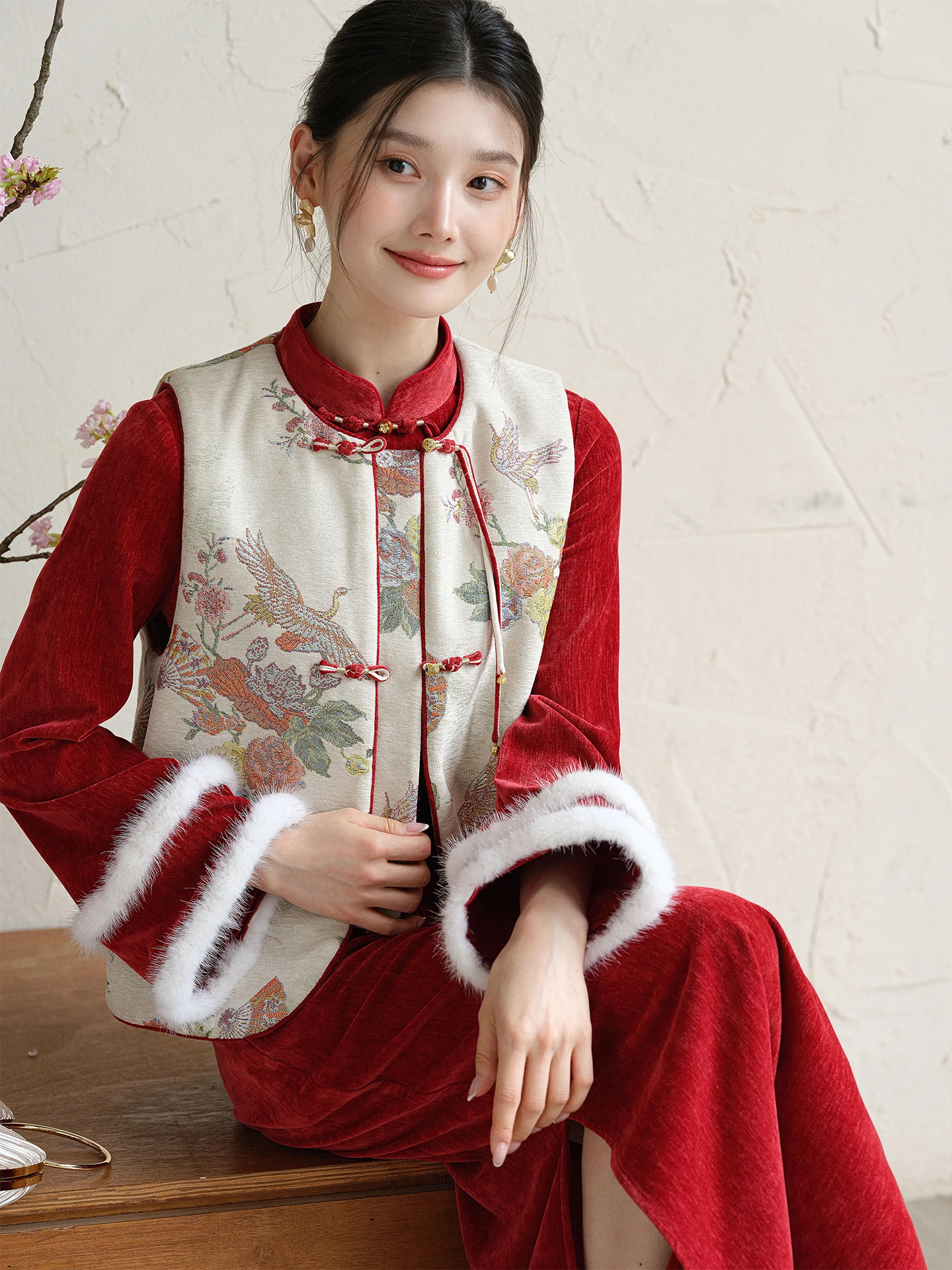 

Красный китайский хлопковый жилет с подкладкой для женщин, традиционный китайский праздничный топ для помолвки и Нового года, с круглым вырезом, укороченный