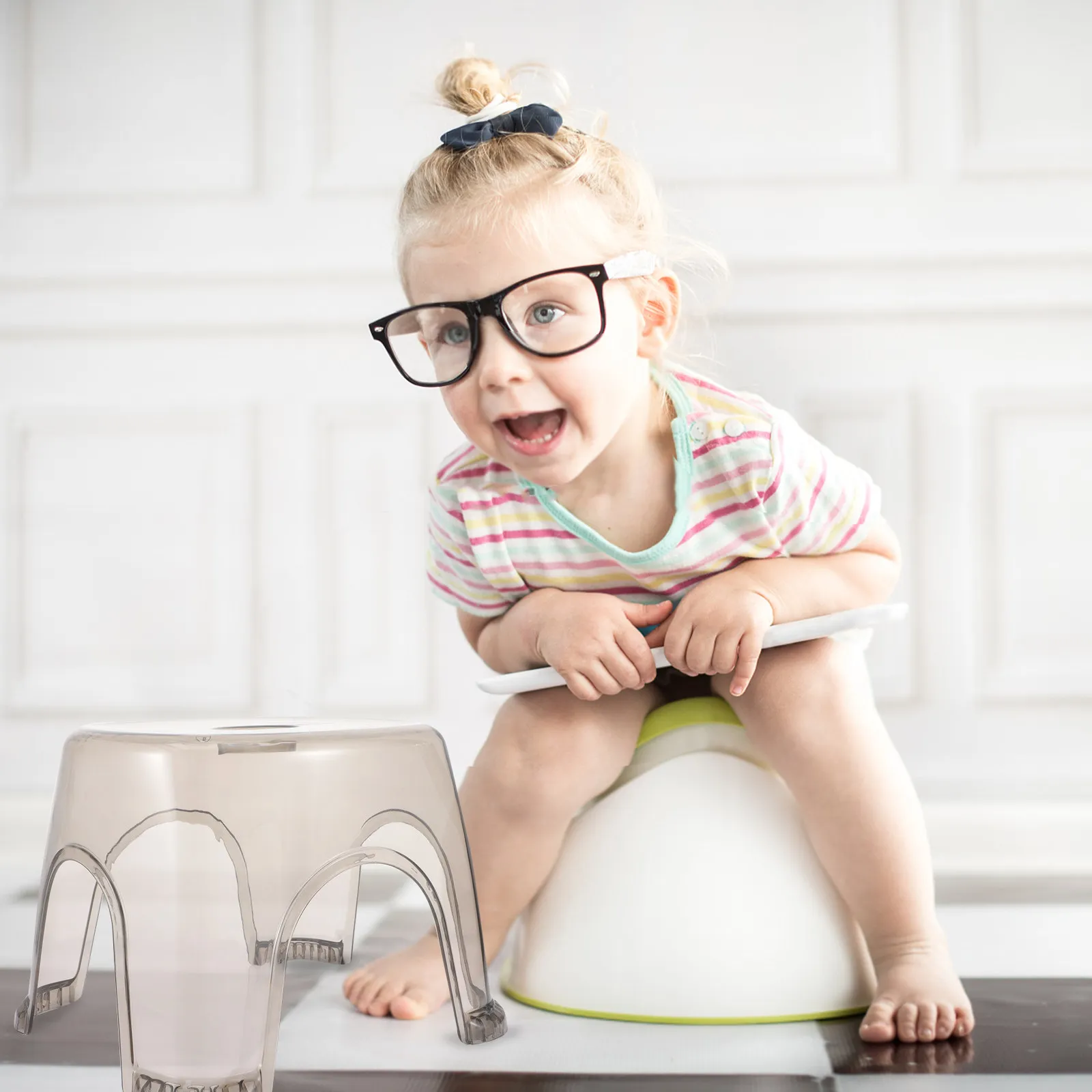 

Набор из 2 пластиковых табуретов-ступеньок для детей: легкие, прочные, с противоскользящим покрытием. Идеально подходят для использования у раковины, в гостиной, на улице.