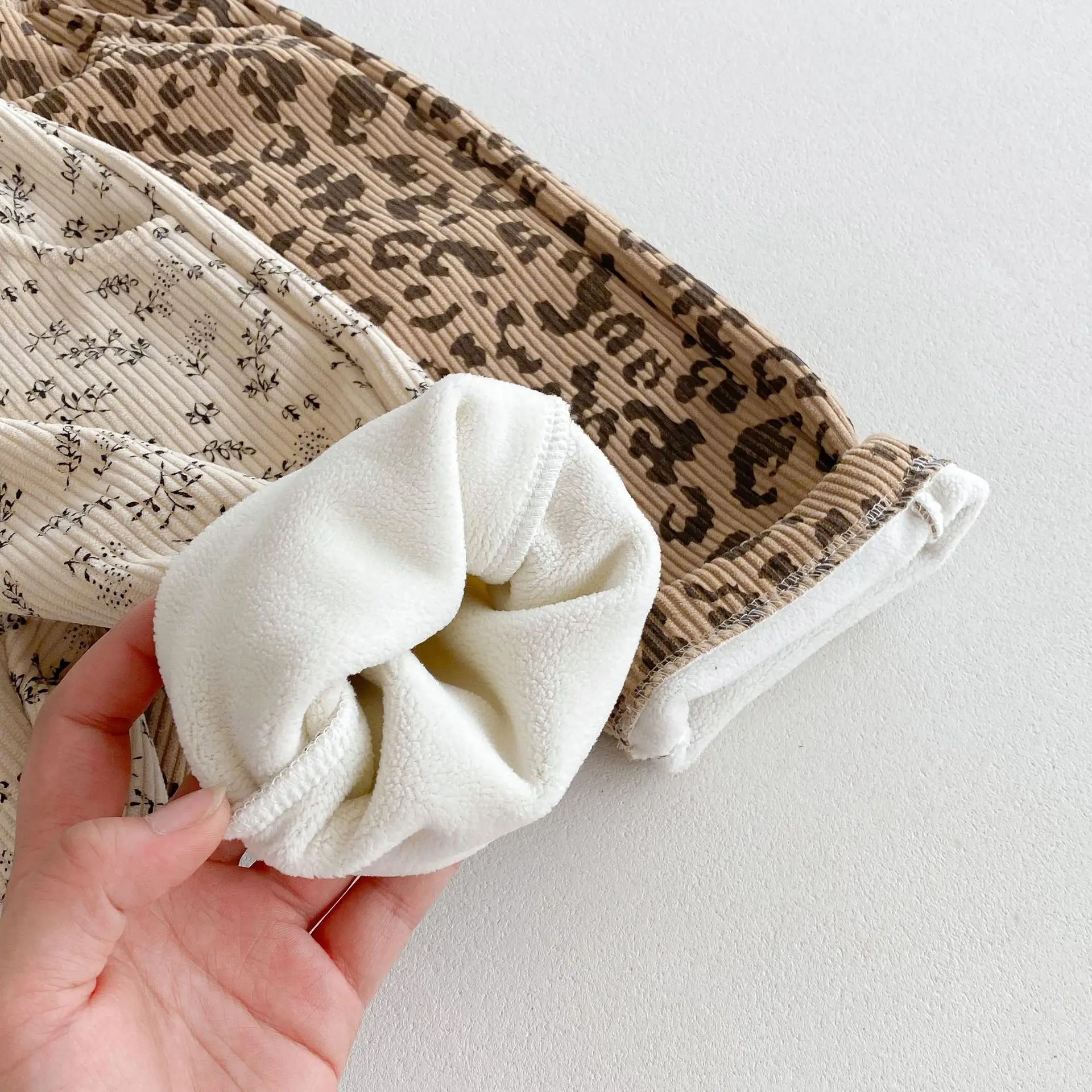 ملابس الأطفال الكورية 2025 سراويل شتوية للأطفال سروال قصير مطبوع عليه زهور مبطن بالصوف 0-5 سنوات سراويل شتوية دافئة للأطفال الأولاد والبنات