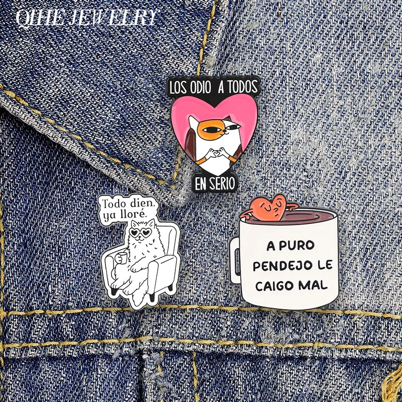 Pin de Esmalte con Texto Sarcástico en Español: 'ODIO A TODOS EN SERIO', 'A PURO PENDEJO LE CAIGO MAL', Broche de Solapa con Diseño de Gato y Taza de Café