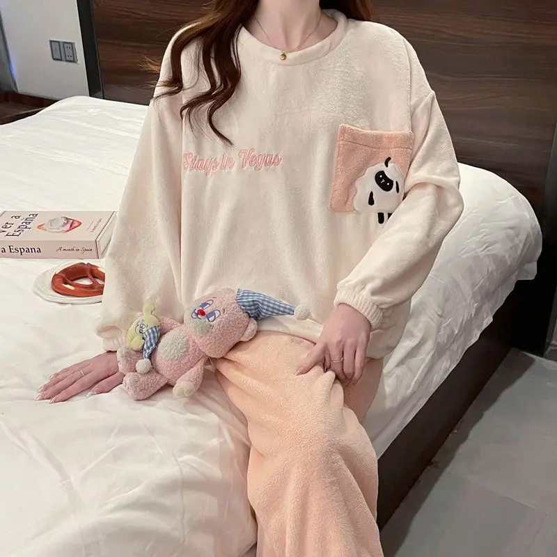 Pijamas de lana coral para mujer, ropa de dormir gruesa y cómoda, bonito modelo de dibujos animados, pijama de franela, ropa de casa, otoño e invierno