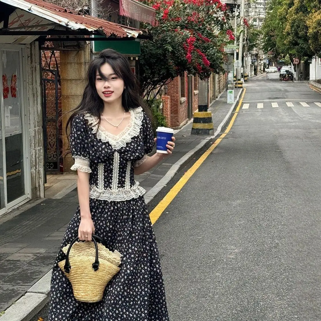 

French Court Style Lace Spliced ​​V-Neck Puff Sleeve Dress Women Spring Summer Niche Design Feel Waist-Hugging Slimming Skirt