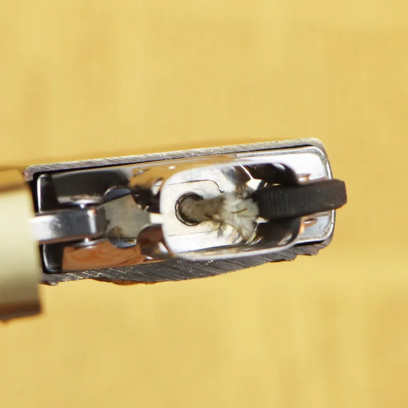 Nouveau briquet à kérosène en relief tridimensionnel 2026, briquet haut de gamme en acier inoxydable brossé bronze, accessoires pour fumeurs