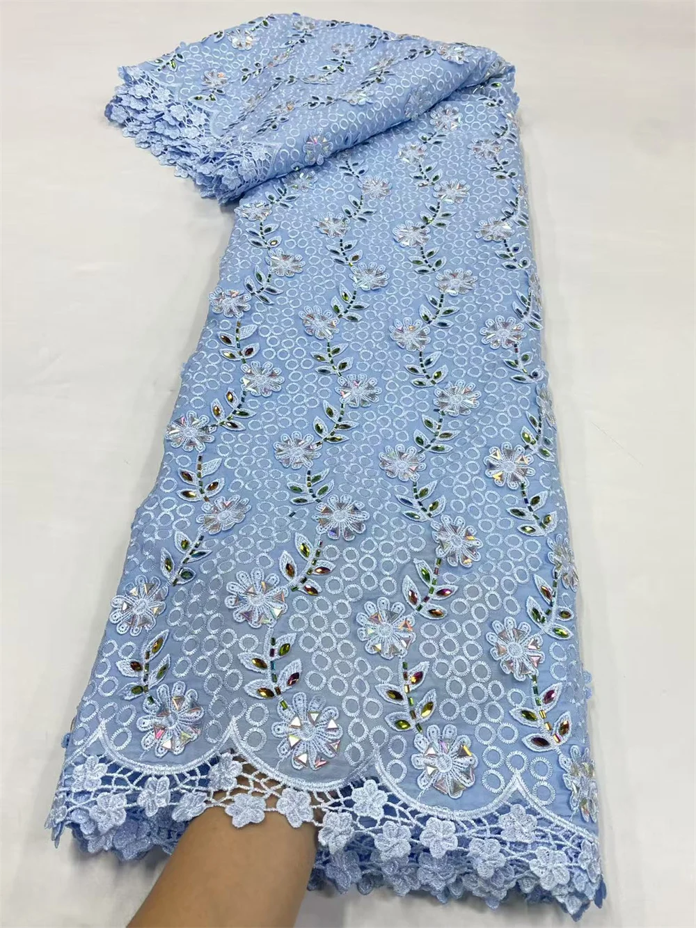 

2025 Высококачественная нигерийская тюлевая кружевная ткань для свадебного платья, вышивка синими блестками, вечерние гипюровые шифоновые шитья, 5 ярдов, Hm86-1