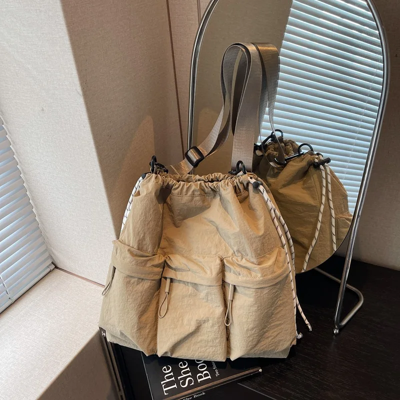 

Новые сумки через плечо, большая вместительная повседневная сумка через плечо с несколькими карманами на шнурке, стильная непринужденная и простая сумка-тренер