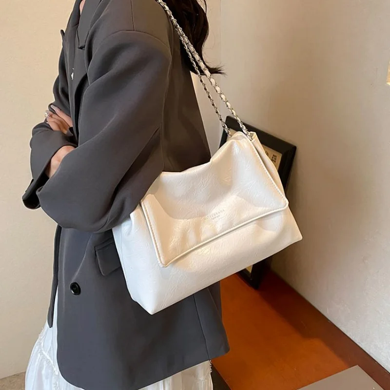 

Luxury Designer Shopper Bag In Paris Fashion For Women With Solid Color Minimalist Aesthetic And Durability