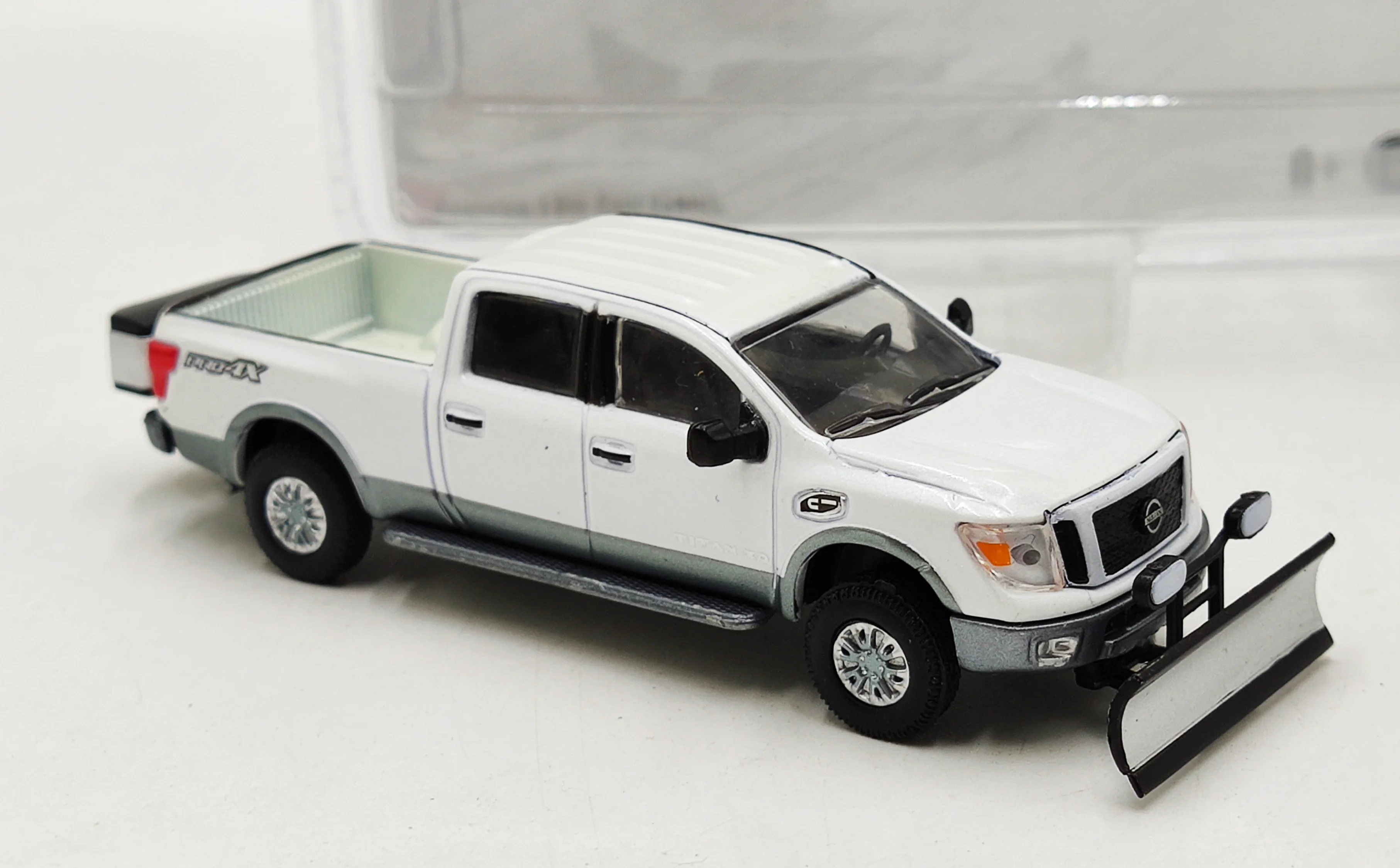 1: 64 2018 Nissan Titan XD Pro-4X Nissan Bulldozer Truck Alloy car model collection gift ornaments