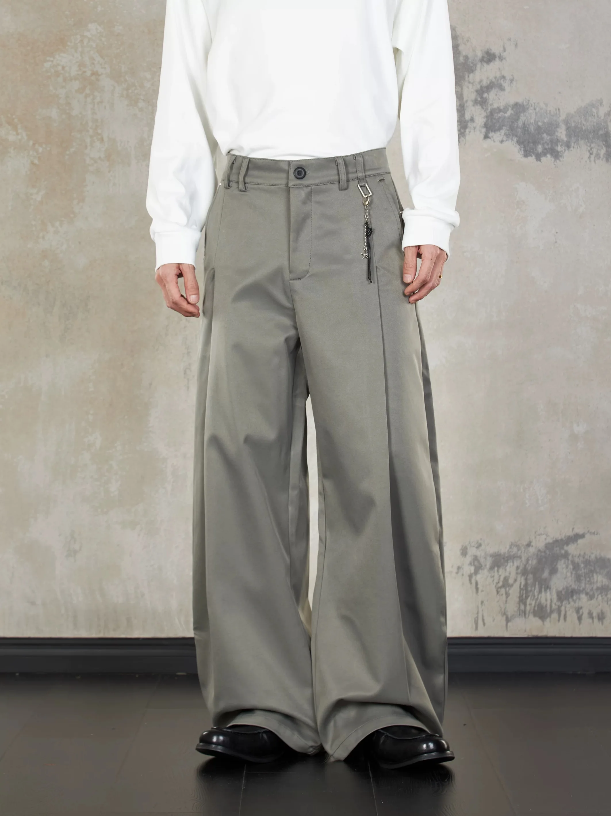 

Мужские брюки в стиле американского ретро: широкие штанины, свободный крой, универсальные, прямой крой, с эффектом двойной складки и изогнутым низом.