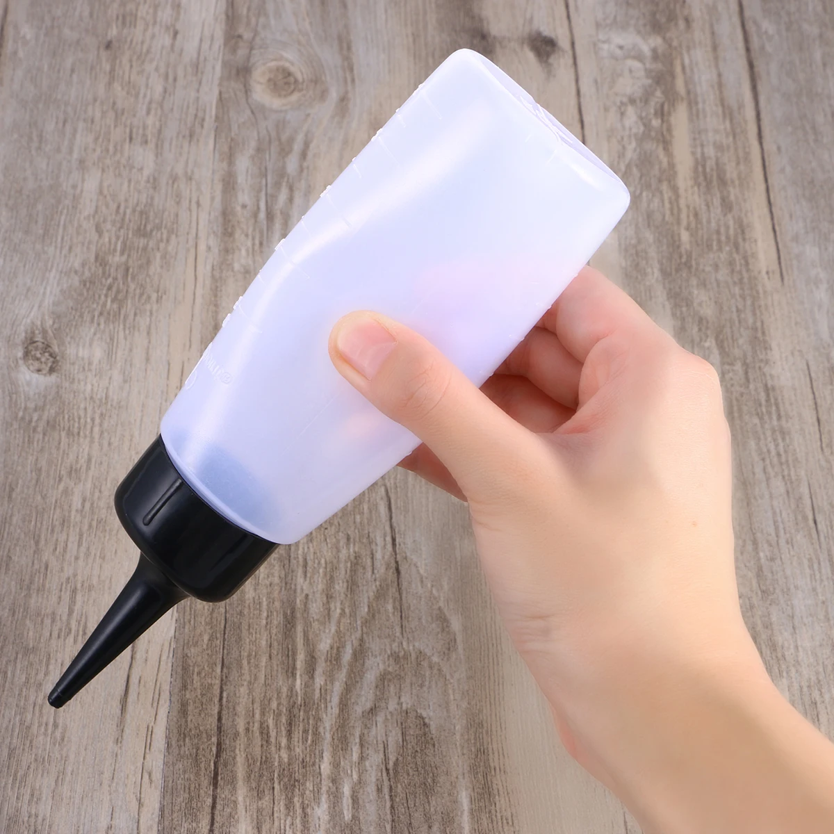 

2pcs Large Capacity Hair Washing Pot Dry Cleaning Bottle Tip Anti-Slip Grip For Salon Home Use Plastic Refillable Shampoo