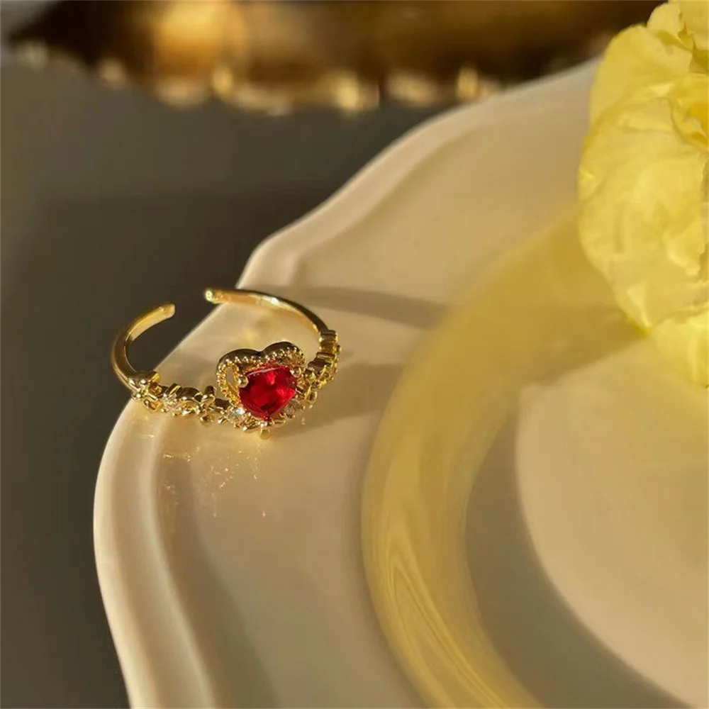 Vintage-Ring mit rotem Kristall-Edelstein für Damen, modischer Zirkon-Ring in Goldfarbe, offener Ring, Hochzeitsschmuck, Geschenk für Brautjungfern. – Detail 3