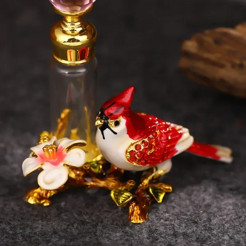 زجاجة عطر فاخرة راقية، زجاجة منفصلة من الزهور والطيور العطرية الرائعة على شكل قصر الطاووس والطيور