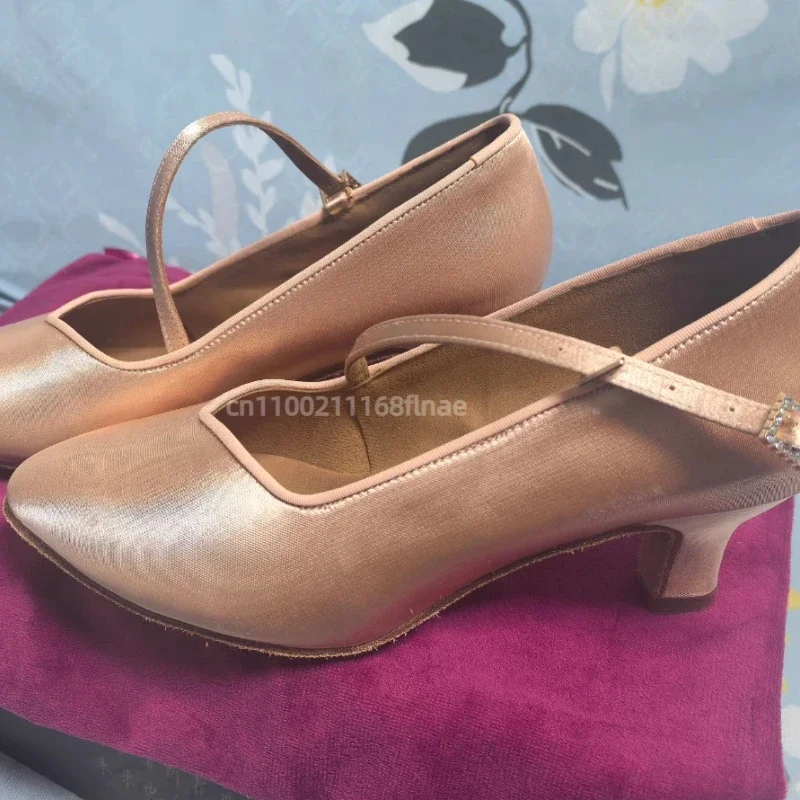 Professionelle moderne Tanzschuhe für Damen aus Leder, Tanzschuhe mit Wildledersohle und hohem Absatz für den Ballsaal, für Indoor-Training und Auftritte. – Detail 2